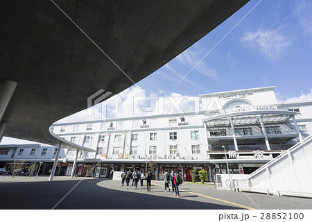 在来線で利用されるJR熊本駅東口白川口駅舎駅前市電タクシーロータリーを使う学生たち 28852100