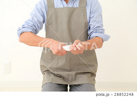 掃除をする男性　白バック 28852248