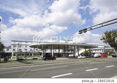熊本の玄関口JR熊本駅東口白川口駅舎駅前市電タクシーロータリー街並み青空晴天 熊本の玄関口JR熊本駅東口白川口駅舎駅前市電タクシーロータリー街並み青空晴天 28852818