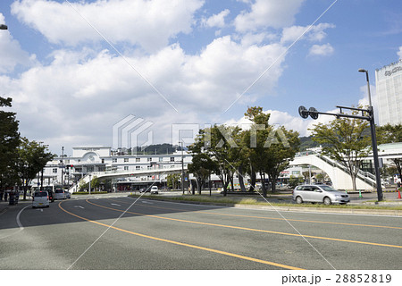 在来線で利用されるJR熊本駅東口白川口駅舎駅前市電タクシーロータリー街並み 28852819