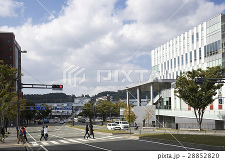在来線で利用されるJR熊本駅東口白川口駅舎駅前市電タクシーロータリー街並み駅前風景横断歩道 28852820