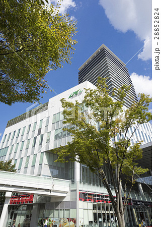 熊本の玄関口JR熊本駅東口白川口駅舎駅前街並み街角スナップ駅前風景緑に囲まれた街 28852824