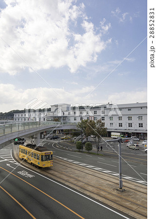 在来線で利用されるJR熊本駅東口白川口駅舎駅前市電タクシーロータリー街並み 在来線で利用されるJR熊本駅東口白川口駅舎駅前市電タクシーロータリー街並み 28852831