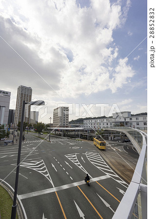 熊本の玄関口JR熊本駅東口白川口の歩道橋と熊本市電街角スナップ上空撮影 28852832