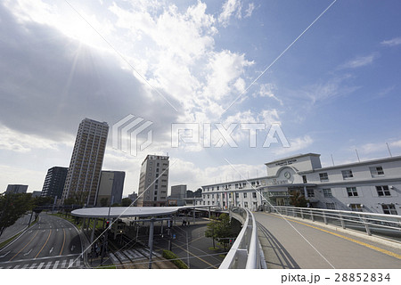 熊本の玄関口JR熊本駅東口白川口の歩道橋と熊本市電街角スナップ上空撮影青空 28852834