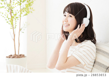 女性 ヘッドフォン 音楽鑑賞 若い女性 若い 笑顔 かわいい 可愛い ライフスタイル カジュアル 女性 ヘッドフォン 音楽鑑賞 若い女性 若い 笑顔 かわいい 可愛い ライフスタイル カジュアル 28853653