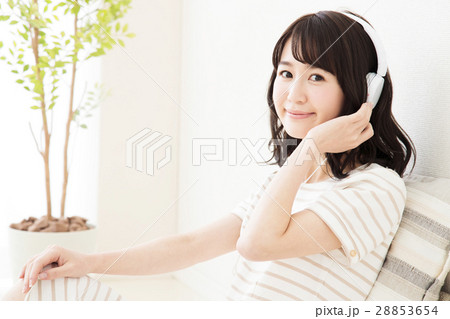 女性 ヘッドフォン 音楽鑑賞 若い女性 若い 笑顔 かわいい 可愛い ライフスタイル カジュアル 女性 ヘッドフォン 音楽鑑賞 若い女性 若い 笑顔 かわいい 可愛い ライフスタイル カジュアル 28853654