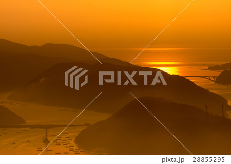 瀬戸内海の朝景　海面に映る朝日の光 28855295