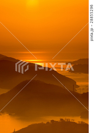 瀬戸内海の朝景　海面に映る朝日の光 28855296