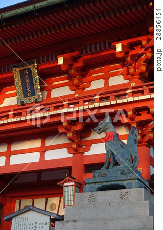 伏見稲荷大社の桜門の写真素材