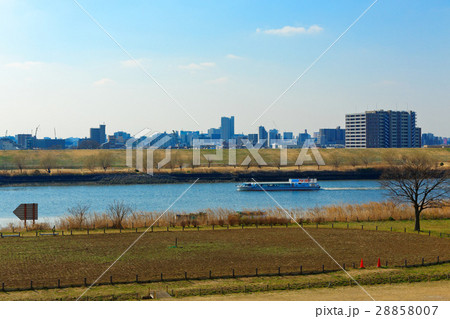 都市農業公園前の荒川を遊覧中の隅田川の水上バス・あじさい 28858007