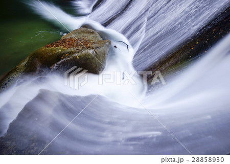 白石川上流の二階滝,川幅いっぱいに豪快に流れ落ちる滑津大滝なめつおおたきNametsu Ohtaki 28858930