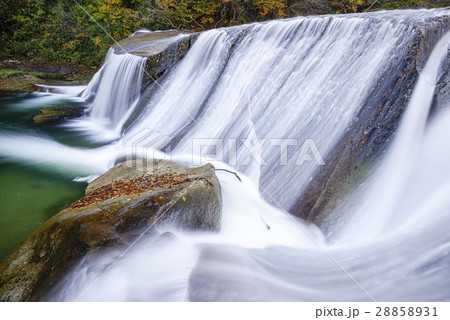 白石川上流の二階滝,川幅いっぱいに豪快に流れ落ちる滑津大滝なめつおおたきNametsu Ohtaki 28858931