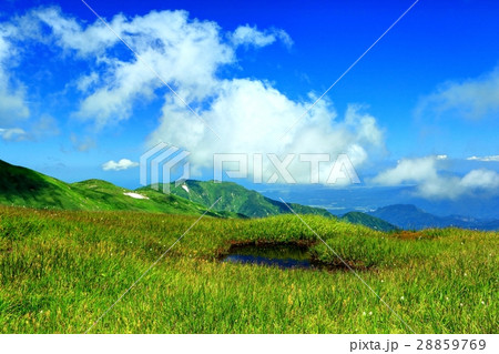 飯豊連峰・梶川尾根の池塘と地神山方面の稜線 飯豊連峰・梶川尾根の池塘と地神山方面の稜線 28859769