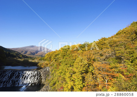 橋長120mの東北一大きな吊り橋,横川渓谷公園やまびこ吊橋,高さ20mから眺める不忘山はまさに絶景 28860058