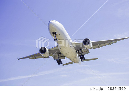 着陸する飛行機  ボーイング777-200 28864549