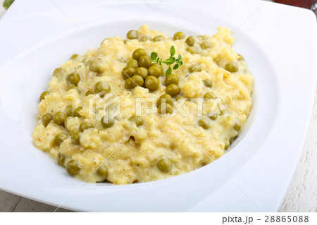Risotto with green peas 28865088