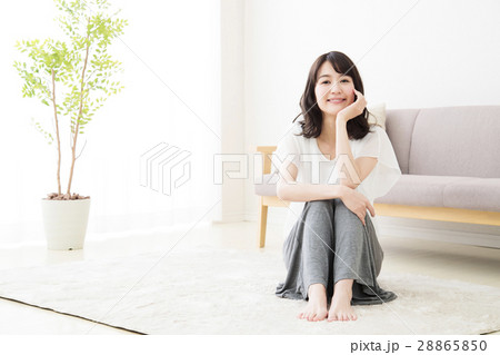 女性 若い女性 若い 笑顔 かわいい 可愛い ライフスタイル きれい カジュアル 女性 若い女性 若い 笑顔 かわいい 可愛い ライフスタイル きれい カジュアル 28865850