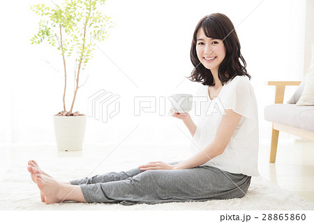 女性 若い女性 ティータイム 若い 笑顔 かわいい 可愛い ライフスタイル きれい カジュアル 女性 若い女性 ティータイム 若い 笑顔 かわいい 可愛い ライフスタイル きれい カジュアル 28865860