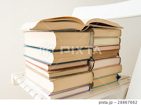 椅子に積んだ本　読書　小説　書籍　出版物　積読　図書 28867662