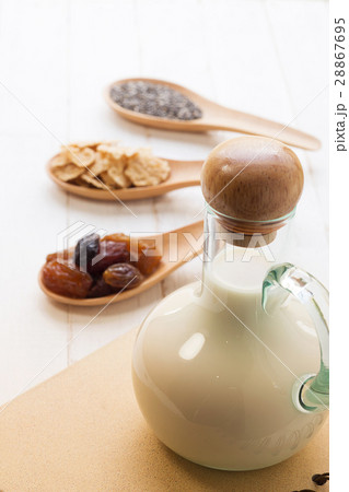 raisins, whole wheat grain flakes and chia seeds 28867695