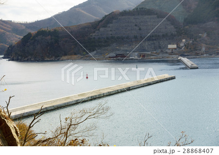 女川湾,東日本大震災で破壊された防波堤を復旧 28868407