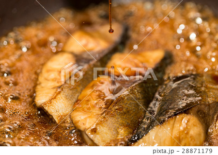 ブリの照り焼き 28871179