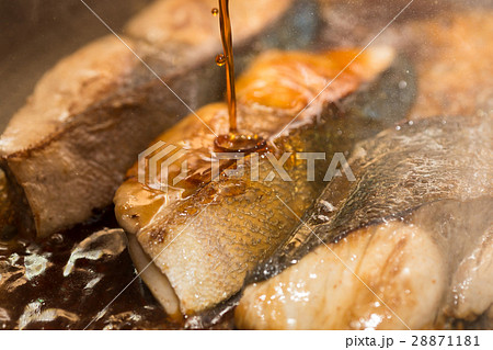 ブリの照り焼き 28871181