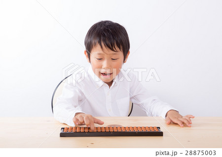 そろばんをする子供 そろばんをする子供 28875003