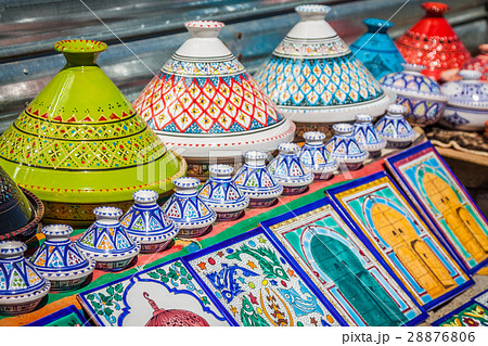 Colorful oriental pottery bazaar (Tunisia) 28876806