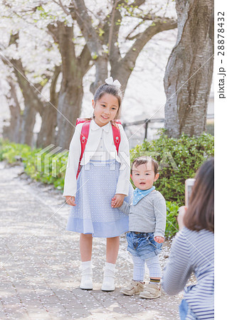6 years old & 1 year old 6 years old & 1 year old 28878432