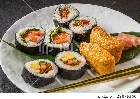 巻き寿司 Rolled sushi of the Japanese-style 巻き寿司 Rolled sushi of the Japanese-style 28879300