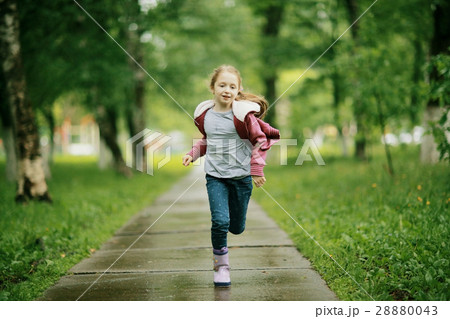 Girl 6-7 runs in the autumn park 28880043