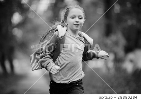 Girl 6-7 runs in the autumn park 28880284
