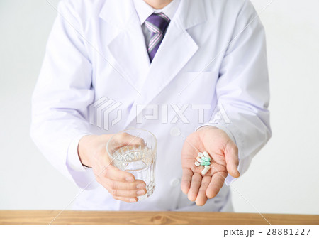 薬を持つ白衣を着た男性 28881227