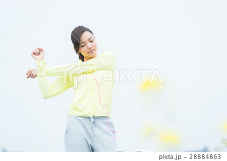 ストレッチをする女性 28884863
