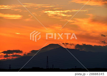 箱根方面に沈むオレンジ色鮮やかな夕焼け空と富士山 28886345