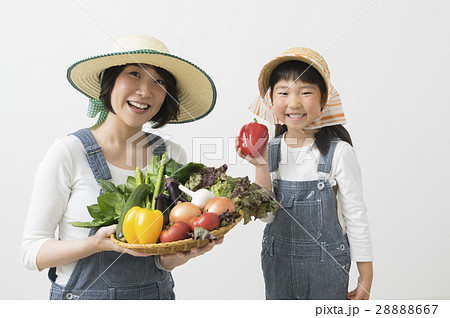 野菜農家の母と娘の写真素材 2667