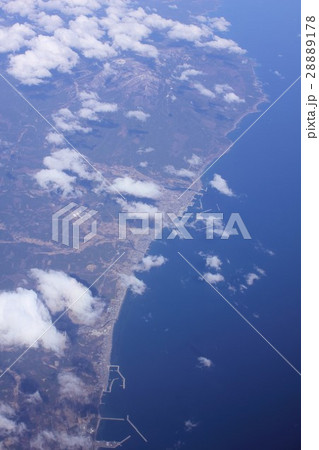 本州北端の青森県下北半島、津軽海峡に面した風間浦村、むつ市関根、大畑を上空から見る 28889178