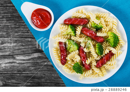 Pasta salad with broccoli and grilled sausages 28889246