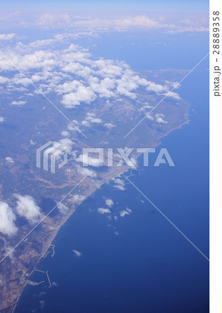 本州北端の青森県下北半島、津軽海峡に面した風間浦村、むつ市関根、大畑と大間崎を上空から見る 28889358