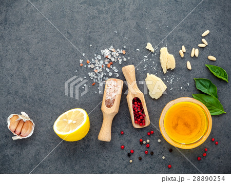 The ingredients for homemade pesto sauce. 28890254