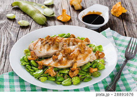 chicken breast, lime beans, chanterelles mushrooms 28891676