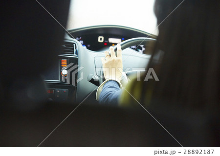 運転をする母親 運転をする母親 28892187