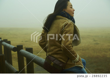 霧の中の女性 霧の中の女性 28892235