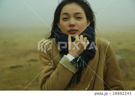 霧の中の女性 28892245