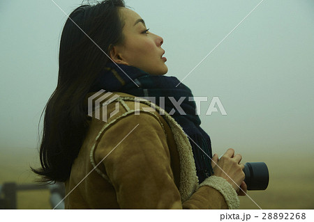 霧の中の女性 28892268