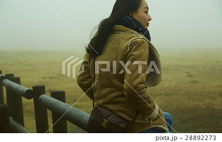霧の中の女性 28892273