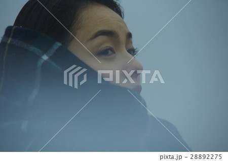 霧の中の女性 28892275