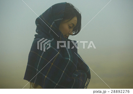 霧の中の女性 28892276